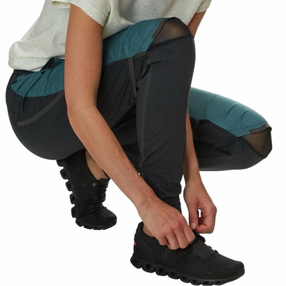 On Running Women’s Running Pant in Black/Blue - Picture 2 of 7